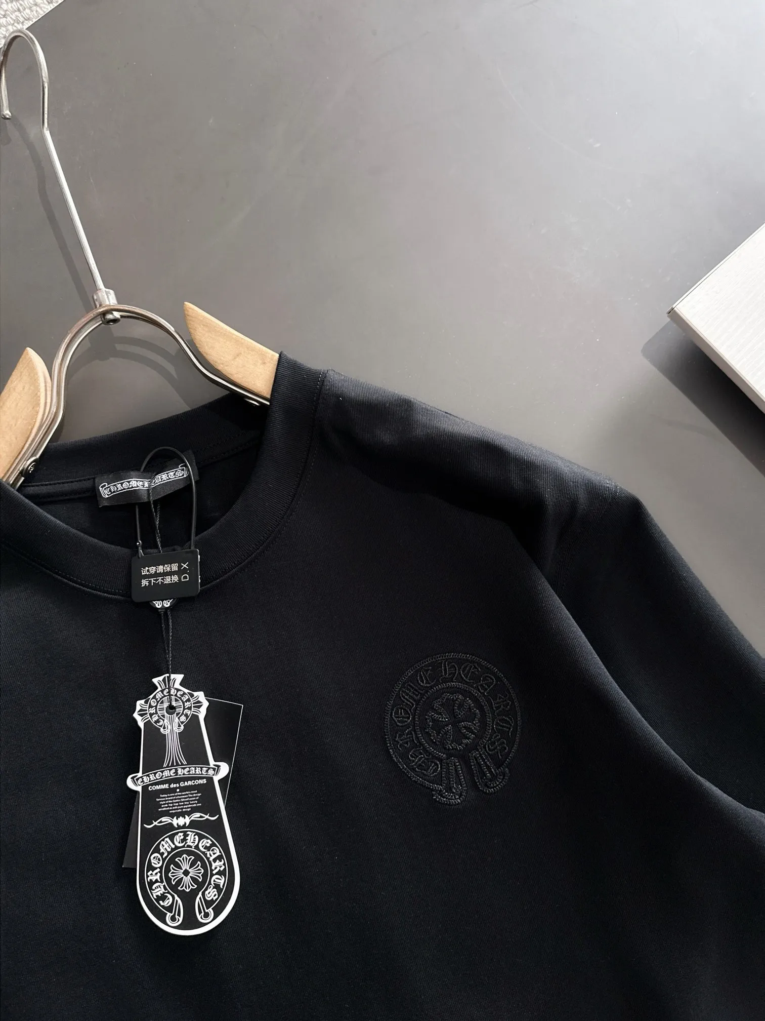 P270 Chrome Hearts* (exclusive quality in the market) hot style 2꯭0꯭2꯭5 autumn style long T new version Original ⌚️ high version Chrome Hearts The fabric is made of 380g high-density pure cotton custom fabric. It does not deform or shrink. The three-dimensional drape is amazing. Process introduction: The front and back panels are made of Behringer stacked show thousands of needle embroidery. Color: black SIZE: S-XXL
